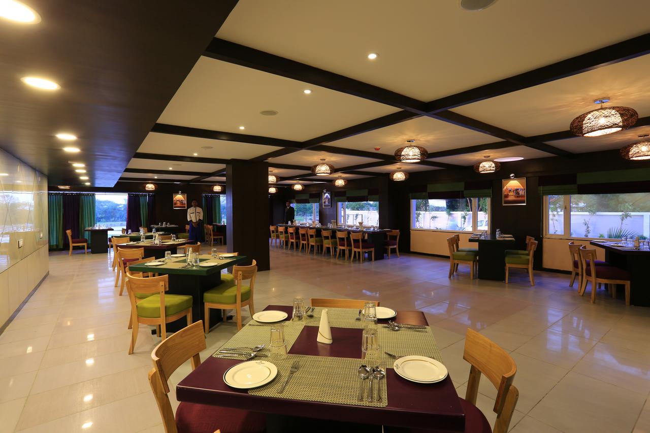 Nandan Kanan Hotel & Resort Sipra Екстер'єр фото