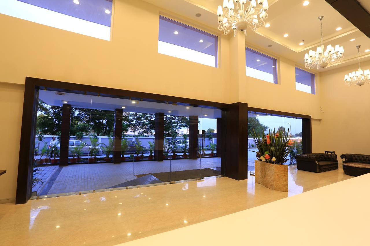Nandan Kanan Hotel & Resort Sipra Екстер'єр фото